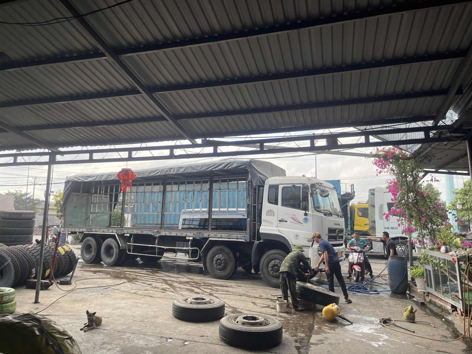 Thay vỏ xe -lốp xe  tải chất lượng giá rẻ  tại Bình Dương